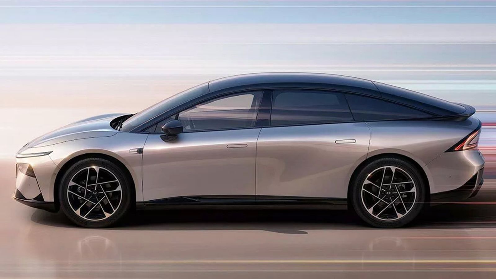 To XPeng P7+ είναι μεγάλο ηλεκτρικό fastback μήκους 5,06 μέτρων, το οποίο έχει έντονα κεκλιμένη οροφή, καθαρές επιφάνειες και φωτιστικά σώματα που εκτ